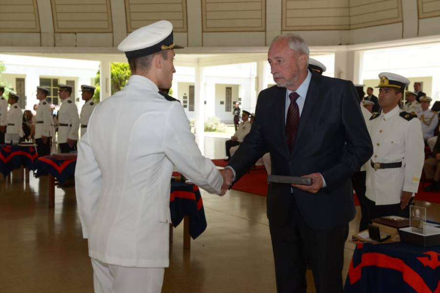 Egreso de Guardiamarinas en la Escuela Naval Militar – El Instituto Aeronaval entregó el Premio al Mejor Promedio en la Materia Meteorología
